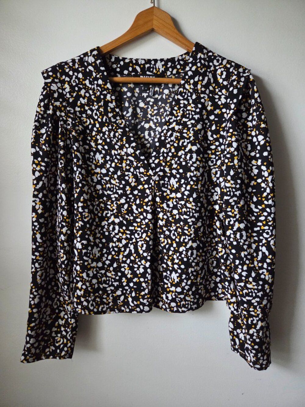 EUC LIKE NEW DKNY SPECKELED V NECK PUFFED SLEEVES SIZE M